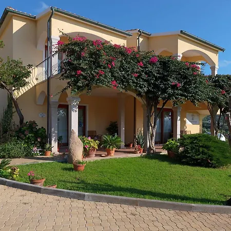 The Fantastic Resid Badus T6sv 2bedapt Sleeps 6 Badesi